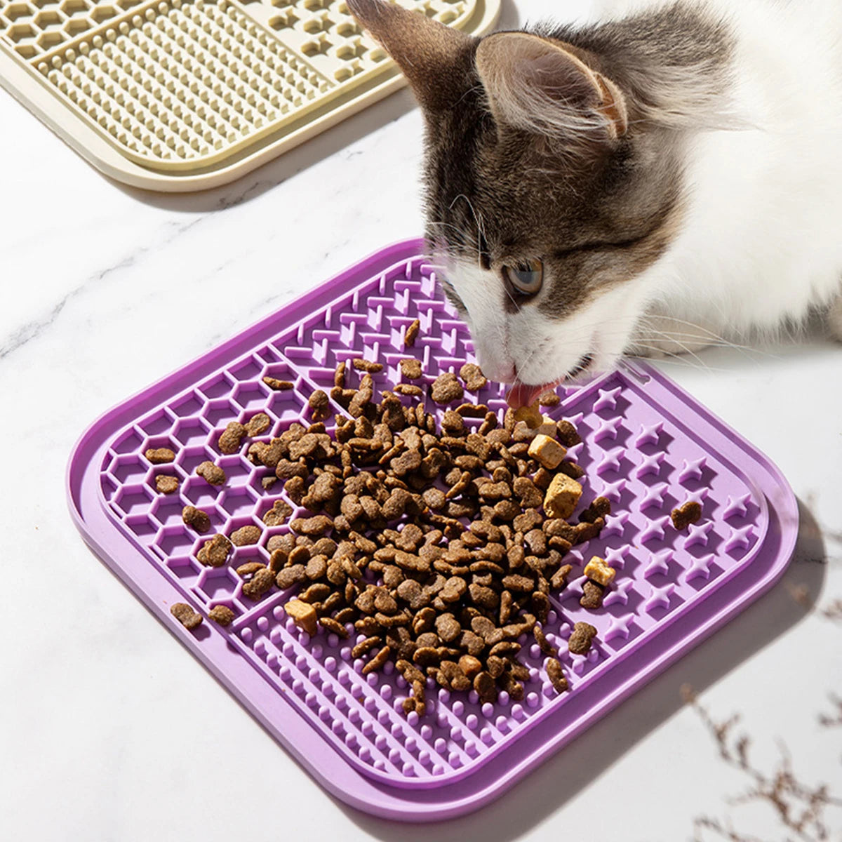 Silicone Pet Lick Mat - Suction Cup Slow Feeder Pad for Dogs and Cats