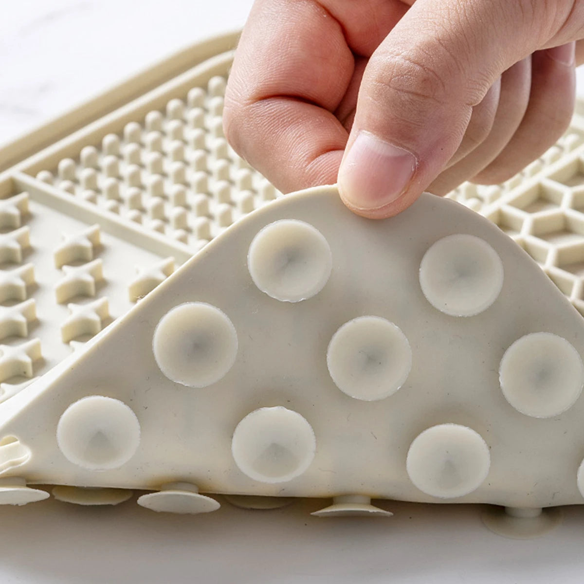 Silicone Pet Lick Mat - Suction Cup Slow Feeder Pad for Dogs and Cats